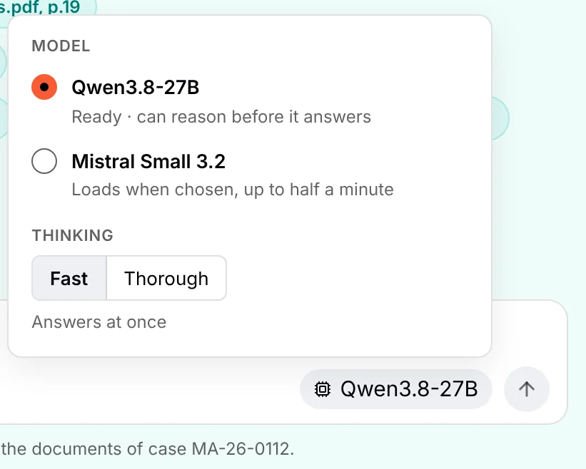 Het modelmenu: de twee open-weight modellen op de eigen server van het kantoor, en de keuze tussen snelle en grondige antwoorden.